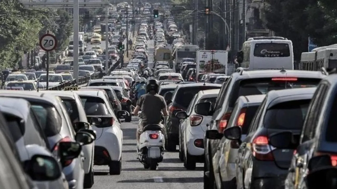 Χωρίς αλλαγές στα ποσά, αυστηρότερο ποινολόγιο, αλλά και χωρίς παρατάσεις, καταφθάνουν τα τέλη κυκλοφορίας 2026 σε 5,4 εκατομμύρια ιδιοκτήτες οχημάτων.