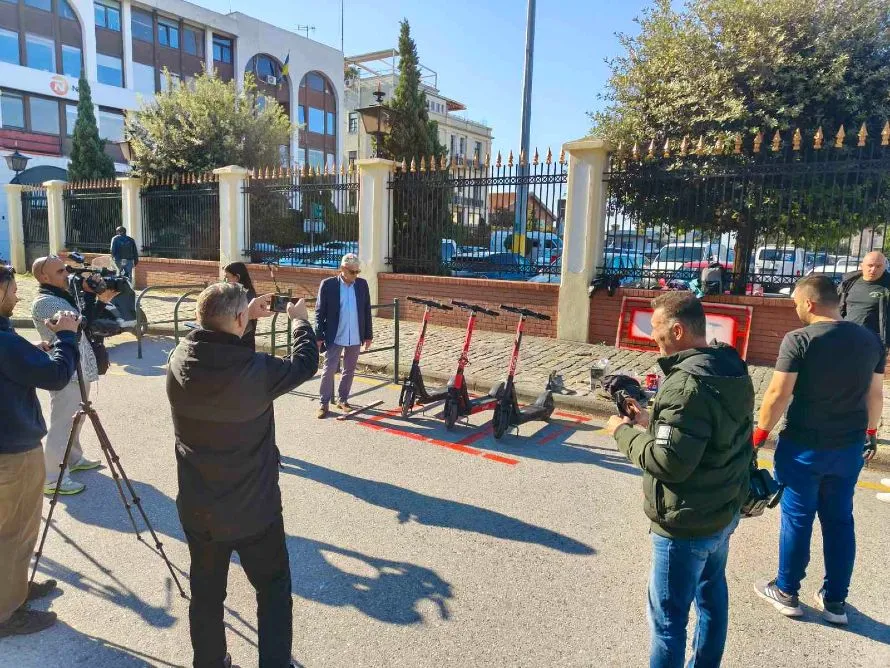 Οριοθετούνται με χρώμα οι 800 θέσεις στάθμευσης για τα πατίνια στον Δ.Θεσσαλονίκης – Από 15/10 τα πρόστιμα