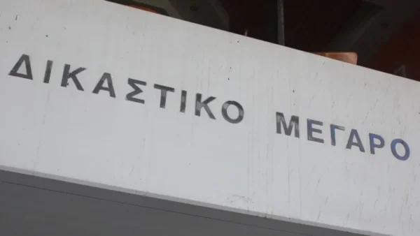 Δίωξη για απόπειρα ανθρωποκτονίας στον 50χρονο που ξυλοκόπησε άγρια τη σύζυγο του στο Κορωπί