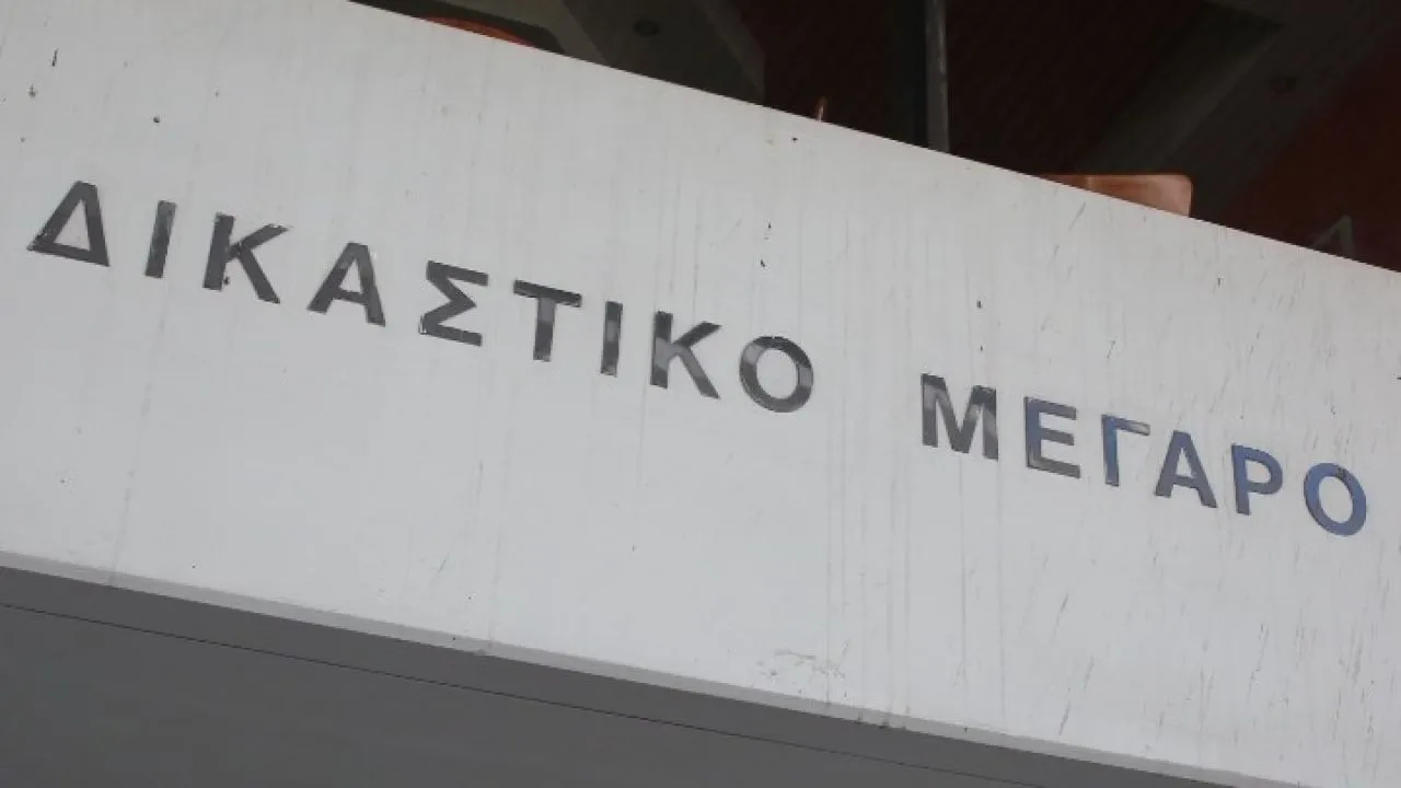 Δίωξη για απόπειρα ανθρωποκτονίας στον 50χρονο που ξυλοκόπησε άγρια τη σύζυγο του στο Κορωπί