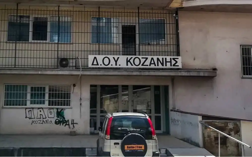 Επίθεση με τσεκούρι στην Εφορία Κοζάνης: «Τρελός είμαι εγώ, σειρά έχει ο δεύτερος» – Σοκαριστικές μαρτυρίες