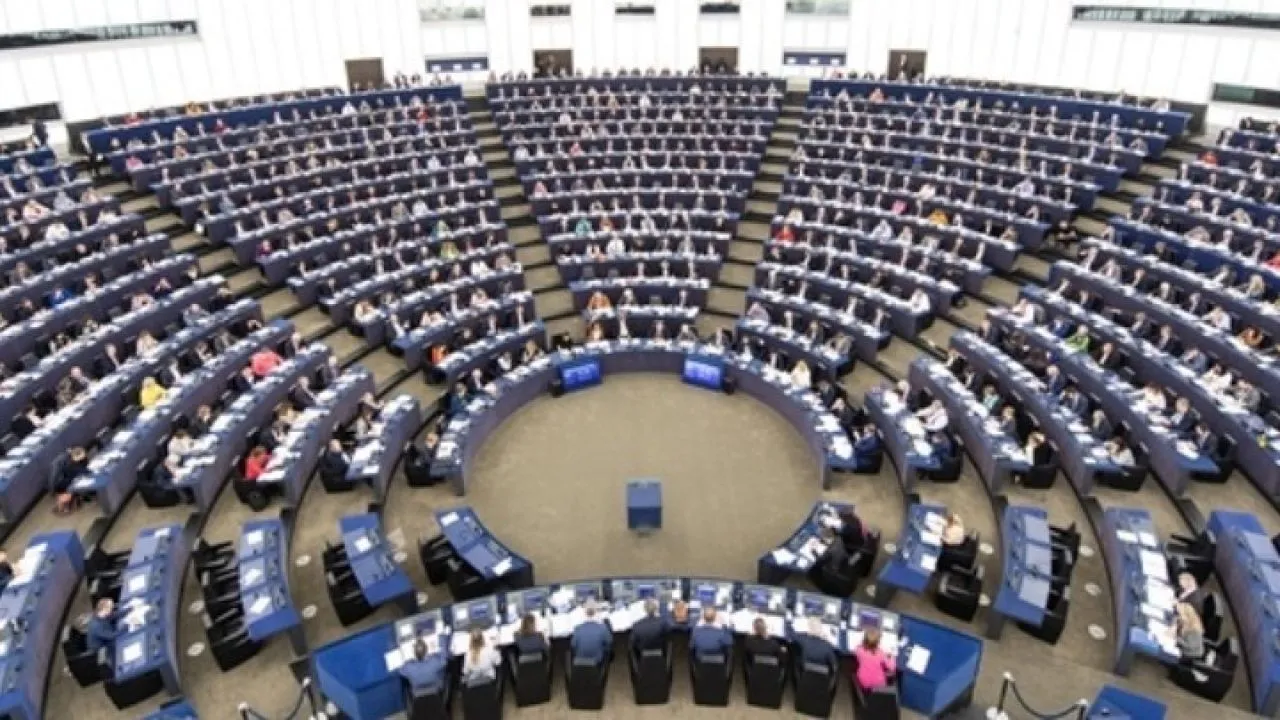 Το Ευρωπαϊκό Κοινοβούλιο ενέκρινε τους νέους κανόνες για τις άδειες οδήγησης