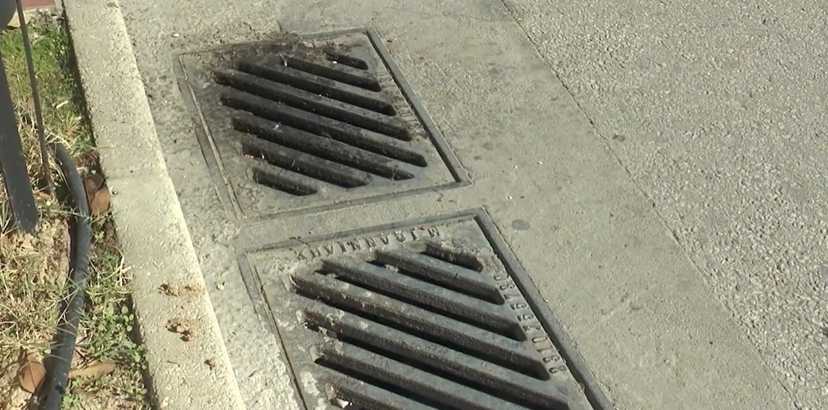 Συνεχίζονται οι καθαρισμοί φρεατίων από τη ΔΕΥΑΣ - video