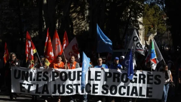 Πολιτικές διαβούλευσης για το σχηματισμό κυβέρνησης στη Γαλλία, εν μέσω απεργιακών κινητοποιήσεων