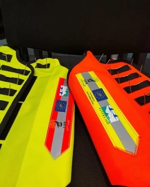 Γιλέκα με καρφιά για κυνηγόσκυλα για να γλυτώνουν από δαγκώματα λύκων!