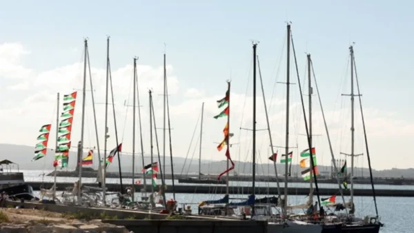 Ένα πλοίο του στολίσκου Global Sumud Flotilla συνεχίζει την πορεία του προς τη Γάζα