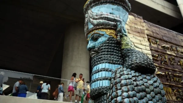 Το έργο Lamassu of Nineveh (2018) του Michael Rakowitz παρουσιάζεται στον εξωτερικό χώρο του Μουσείου Ακρόπολης
