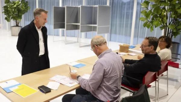 Οι Ολλανδοί στις κάλπες για τις τρίτες βουλευτικές εκλογές μέσα σε λιγότερο από πέντε χρόνια