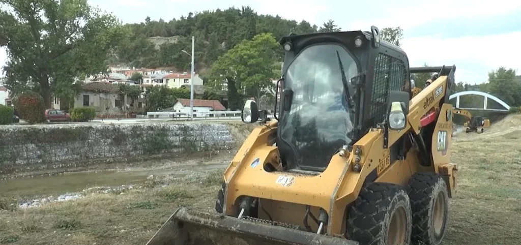 Σε εξέλιξη οι εργασίες καθαρισμού του χειμάρρου της κοιλάδας των Αγίων Αναργύρων - video