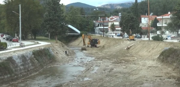 Σε εξέλιξη οι εργασίες καθαρισμού του χειμάρρου της κοιλάδας των Αγίων Αναργύρων - video