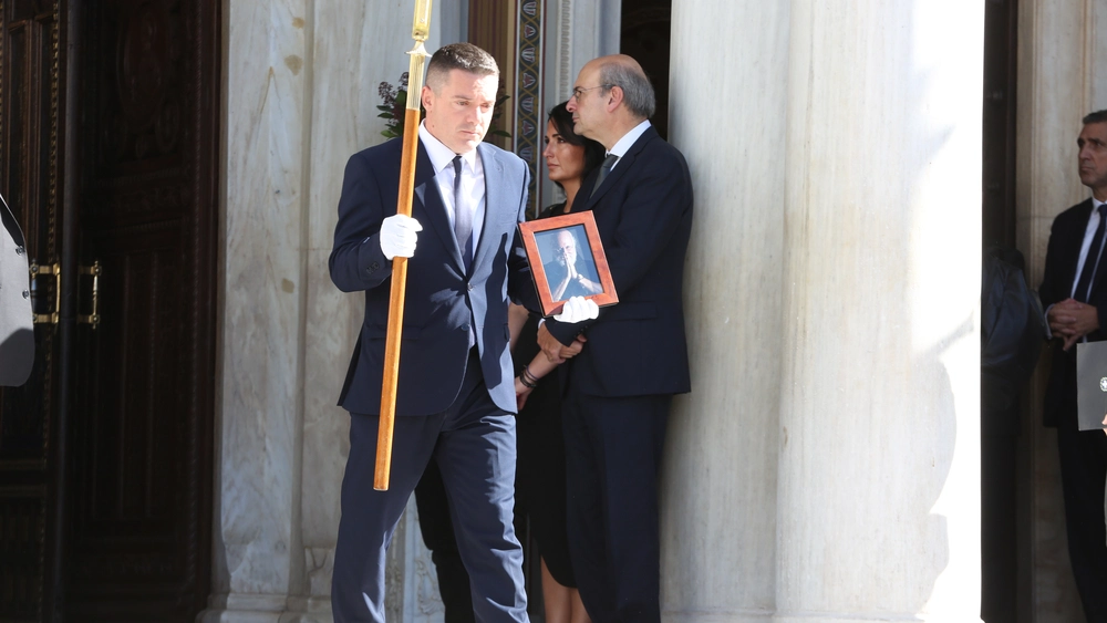 Η Ελλάδα αποχαιρέτησε τον Διονύση Σαββόπουλο με τη «Συννεφούλα»