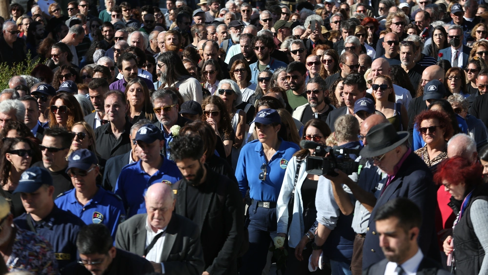 Η Ελλάδα αποχαιρέτησε τον Διονύση Σαββόπουλο με τη «Συννεφούλα»