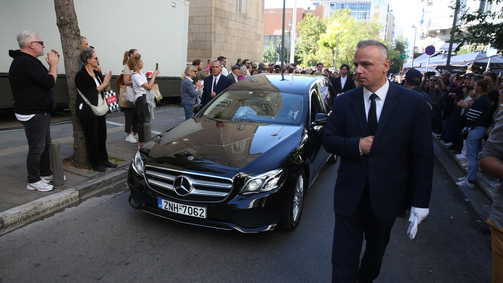 Η Ελλάδα αποχαιρέτησε τον Διονύση Σαββόπουλο με τη «Συννεφούλα»