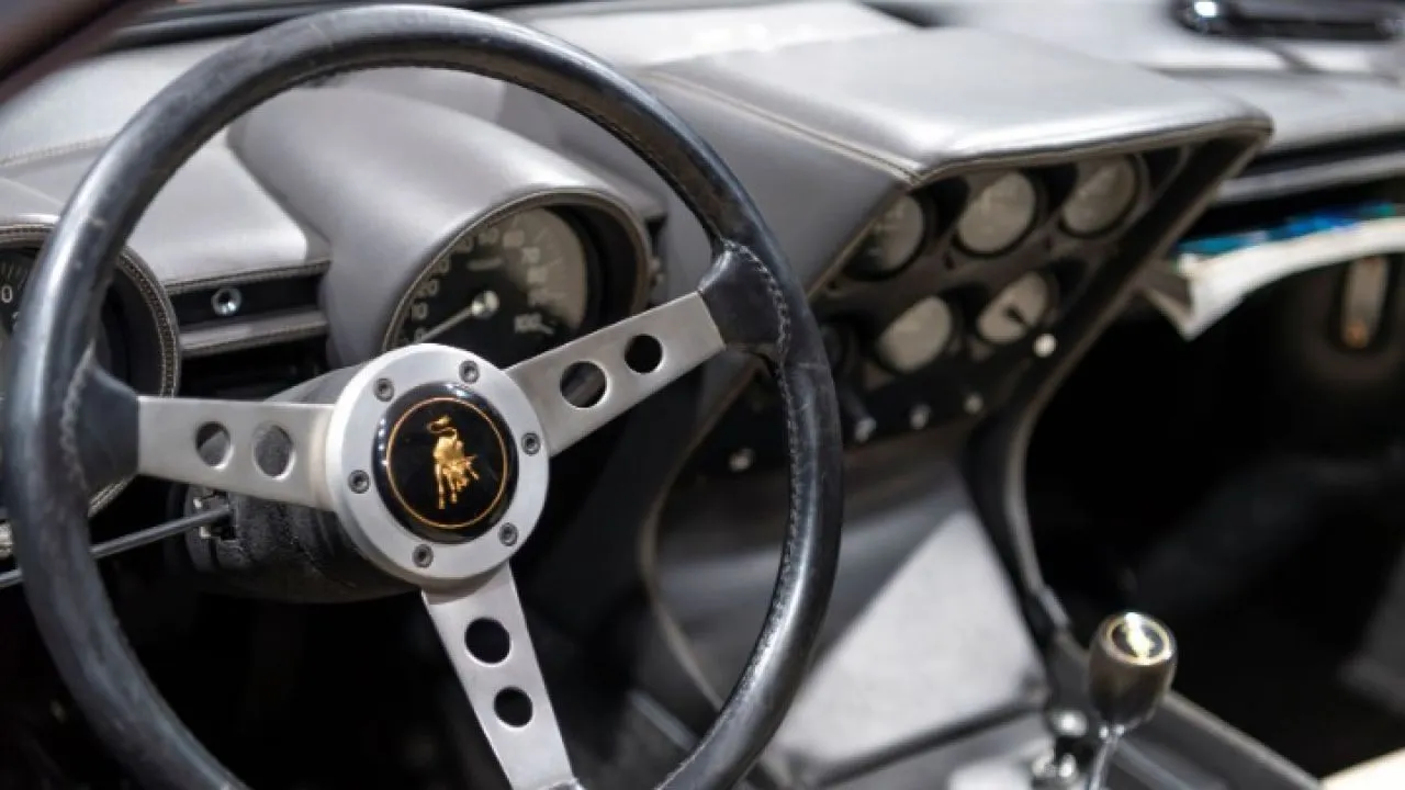 Σπάνια Lamborghini LM002 του 1987 πωλήθηκε 400.000 δολάρια σε δημοπρασία