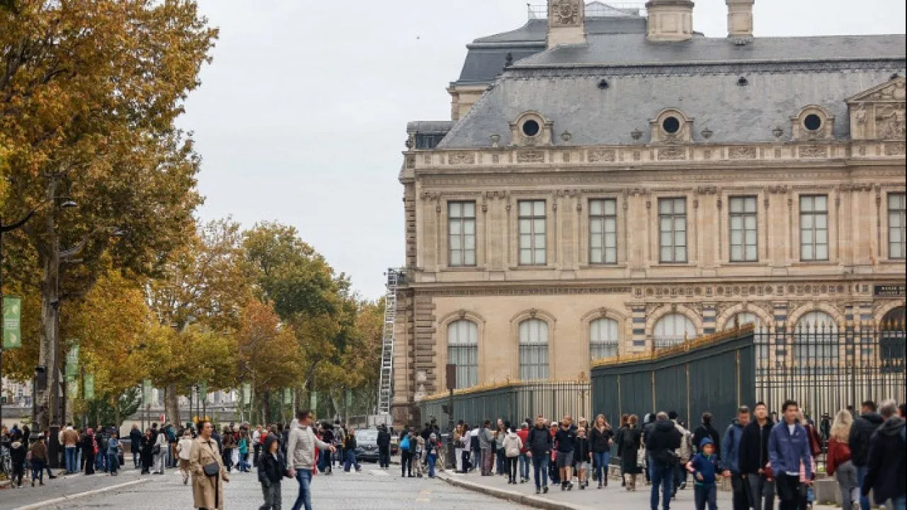 Γαλλία: Συνελήφθη τρίτος ύποπτος για την κλοπή στο Λούβρο, σύμφωνα με τη γαλλική τηλεόραση