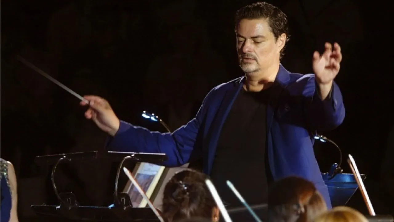 Η Καμεράτα - Ορχήστρα των Φίλων της Μουσικής, με όργανα εποχής, σε δυο εμβληματικές συμφωνίες του ρομαντισμού, στις 19/11