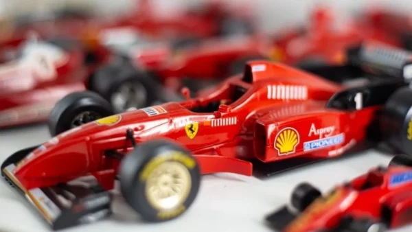 Νέα συλλογή από 600 μινιατούρες αυτοκινήτων στο ΝΟΗΣΙΣ