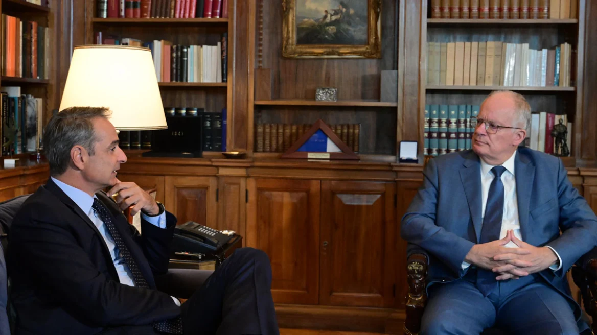 Μητσοτάκης σε Τασούλα: "Πρέπει να διαφυλάξουμε τον χαρακτήρα του Άγνωστου Στρατιώτη"