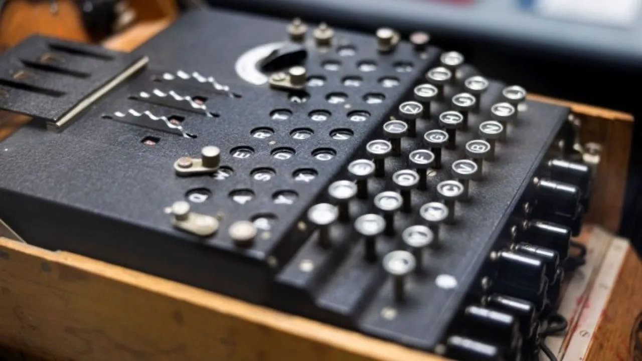 Μια μηχανή Enigma και μια σπάνια αριθμομηχανή του Πασκάλ θα δημοπρατηθούν τον Νοέμβριο στο Παρίσι