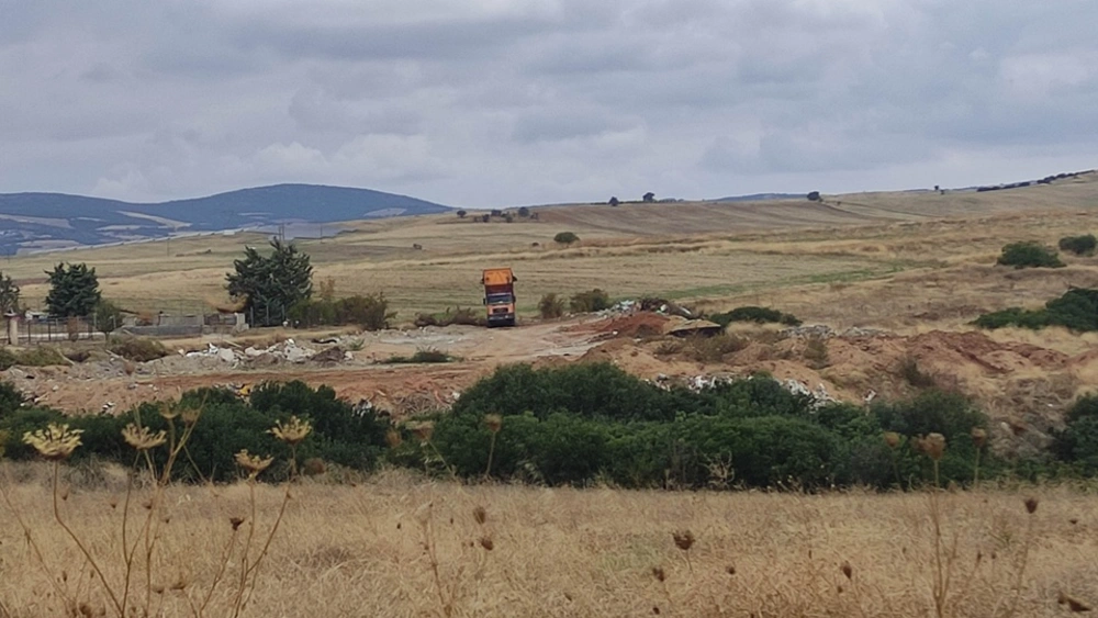 Χαλκιδική: Δύο συλλήψεις για περιβαλλοντική ρύπανση, πετούσαν μπάζα σε χωράφι