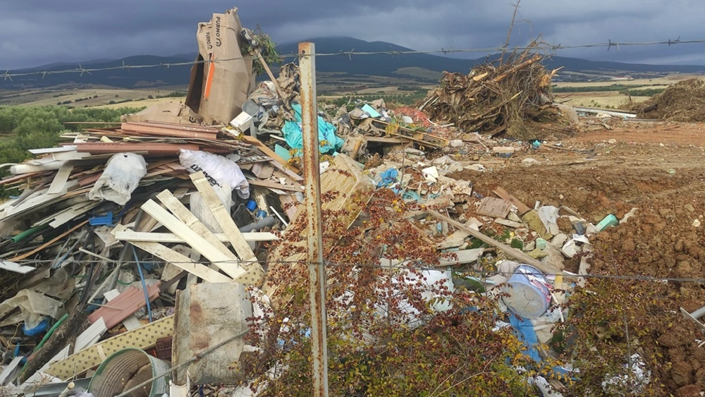 Χαλκιδική: Δύο συλλήψεις για περιβαλλοντική ρύπανση, πετούσαν μπάζα σε χωράφι