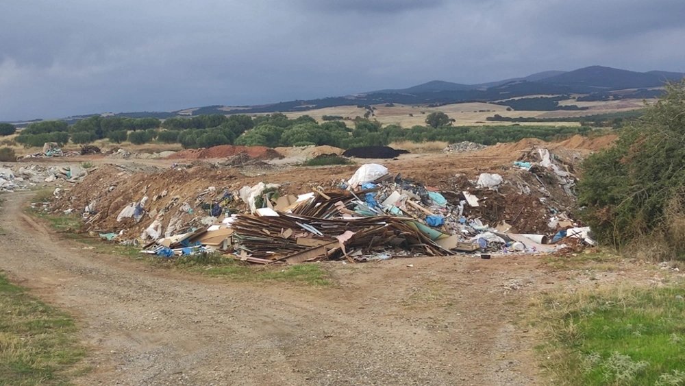 Χαλκιδική: Δύο συλλήψεις για περιβαλλοντική ρύπανση, πετούσαν μπάζα σε χωράφι