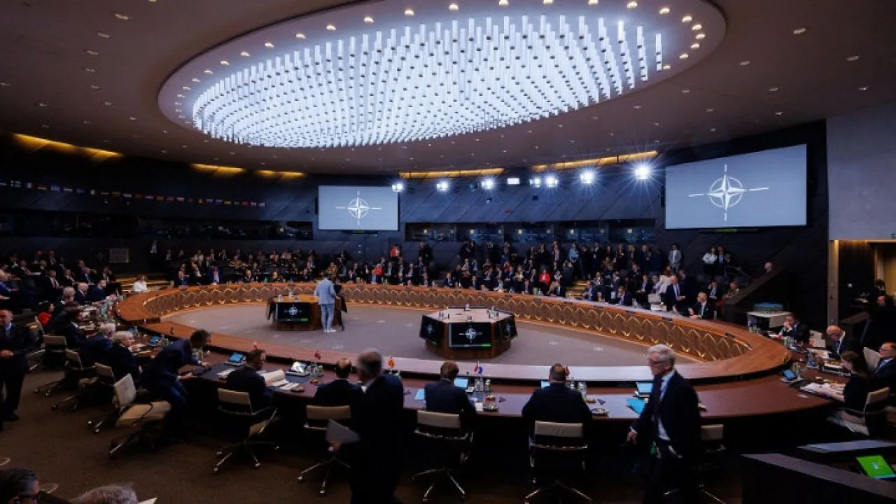 ΝΑΤΟ: Οι υπουργοί Άμυνας της Συμμαχίας συνεδριάζουν με στόχο να ενισχύσουν την απάντησή τους μετά τις διεισδύσεις ρωσικών drones στον εναέριο χώρο της