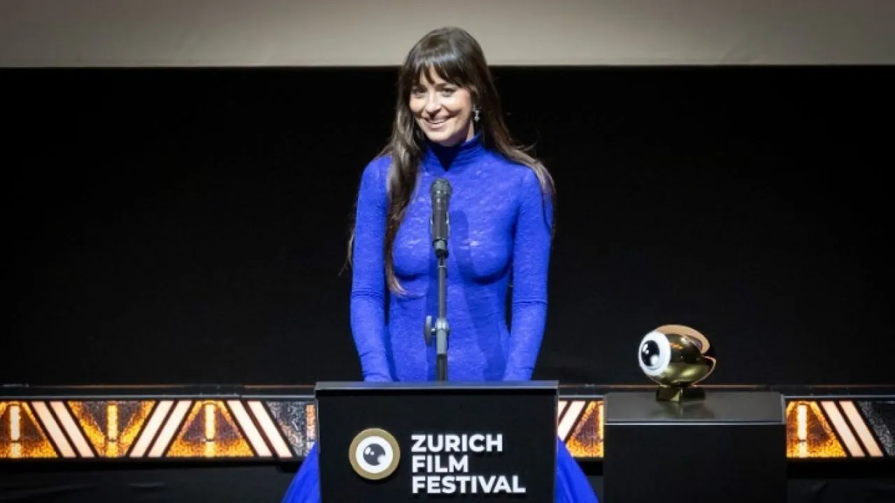 «A Tree Is Blue»: Η Ντακότα Τζόνσον στη σκηνοθετική καρέκλα