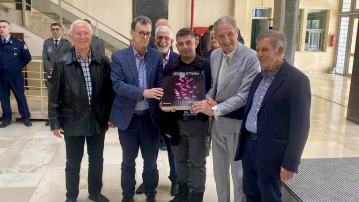 Τιμήθηκε ο δικαστικός αστυνομικός που έσωσε 15χρονο από φλεγόμενο διαμέρισμα