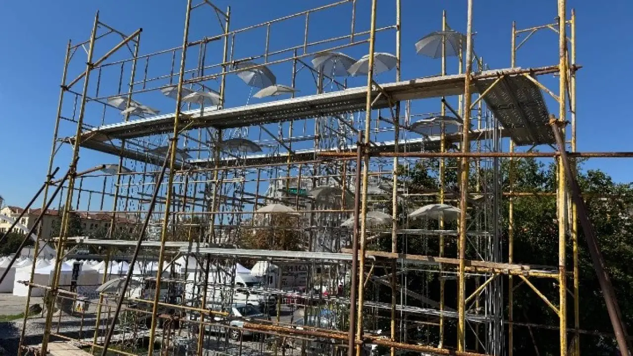 «Ξηλώνονται» για επισκευή «Ομπρέλες» του Ζογγολόπουλου που έχουν υποστεί φθορές