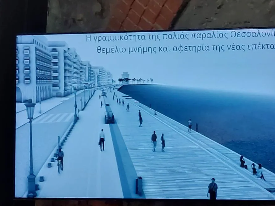 «Κάλεσμα για ταξίδι» το ξύλινο ντεκ στην παλιά παραλία