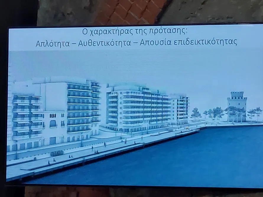 «Κάλεσμα για ταξίδι» το ξύλινο ντεκ στην παλιά παραλία