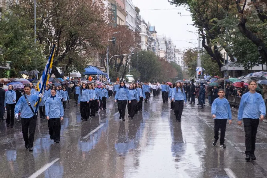 Υπό καταρρακτώδη βροχή παρέλασαν οι μαθητές κερδίζοντας το θερμό χειροκρότημα του κόσμου