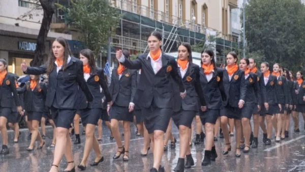 Υπό καταρρακτώδη βροχή παρέλασαν οι μαθητές κερδίζοντας το θερμό χειροκρότημα του κόσμου