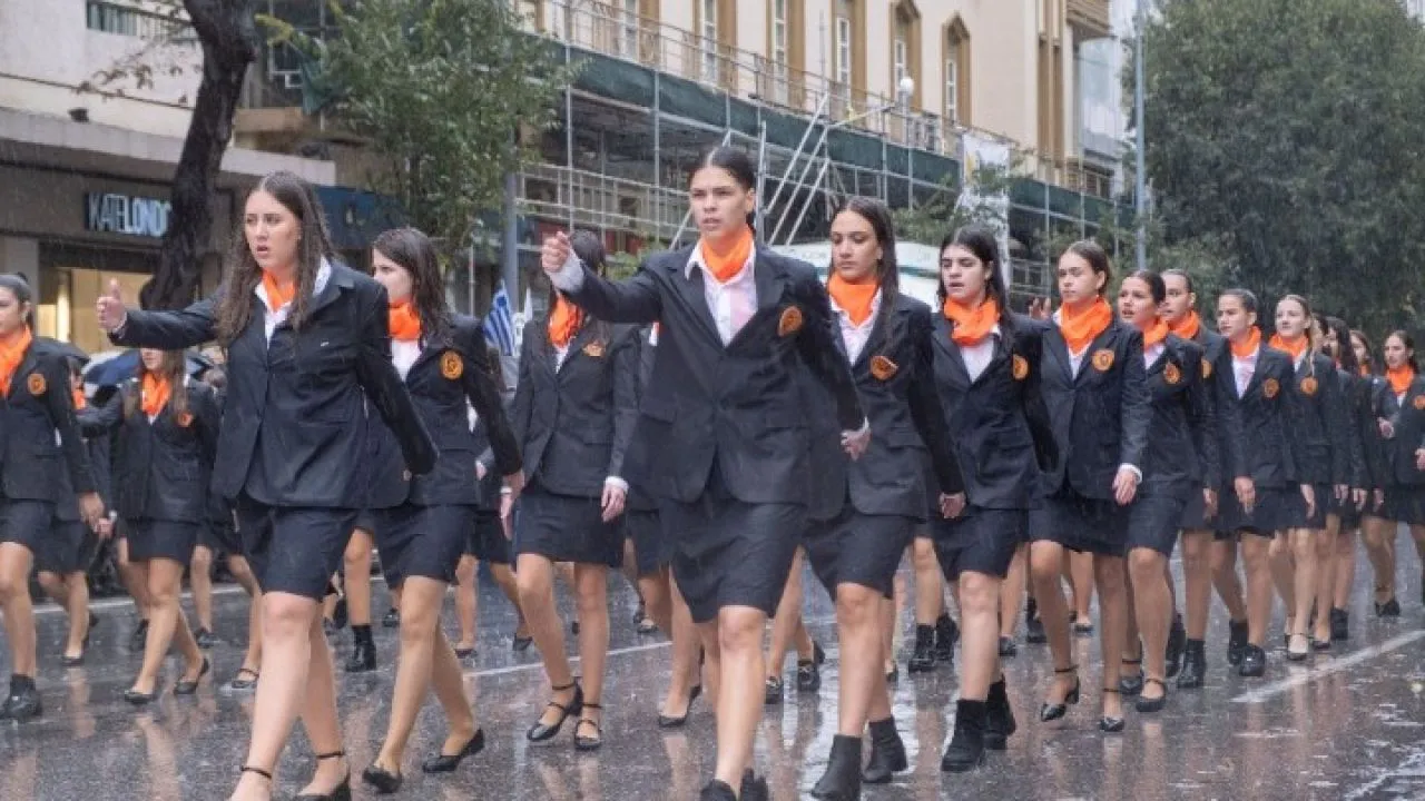Υπό καταρρακτώδη βροχή παρέλασαν οι μαθητές κερδίζοντας το θερμό χειροκρότημα του κόσμου