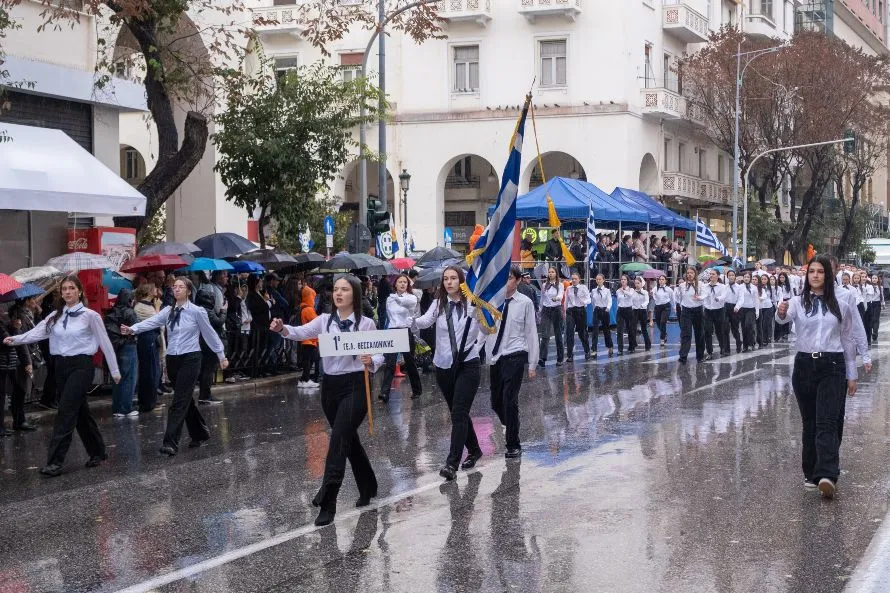 Υπό καταρρακτώδη βροχή παρέλασαν οι μαθητές κερδίζοντας το θερμό χειροκρότημα του κόσμου