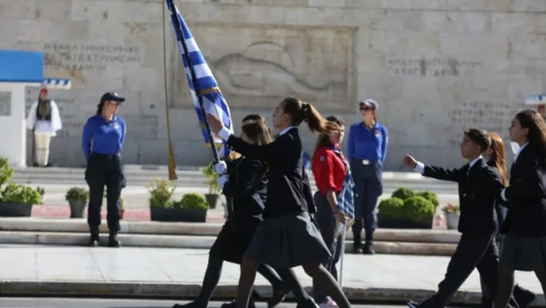 Σε εξέλιξη η μαθητική παρέλαση στην Αθήνα