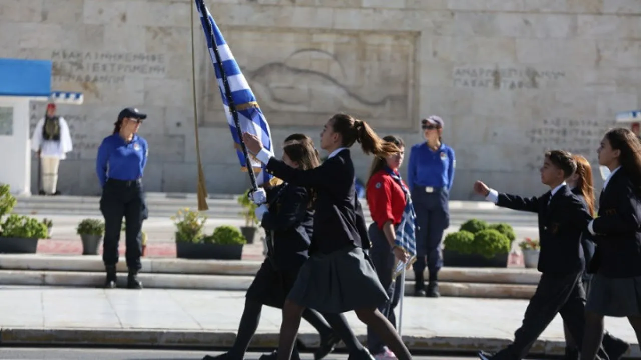 Σε εξέλιξη η μαθητική παρέλαση στην Αθήνα