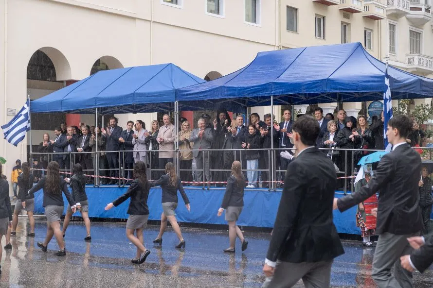 Υπό καταρρακτώδη βροχή παρέλασαν οι μαθητές κερδίζοντας το θερμό χειροκρότημα του κόσμου