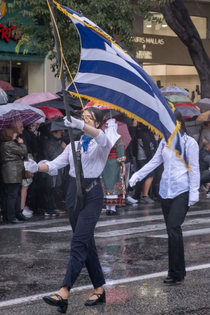 Υπό καταρρακτώδη βροχή παρέλασαν οι μαθητές κερδίζοντας το θερμό χειροκρότημα του κόσμου