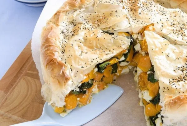 Πίτα με κίτρινη κολοκύθα, σπανάκι και φέτα