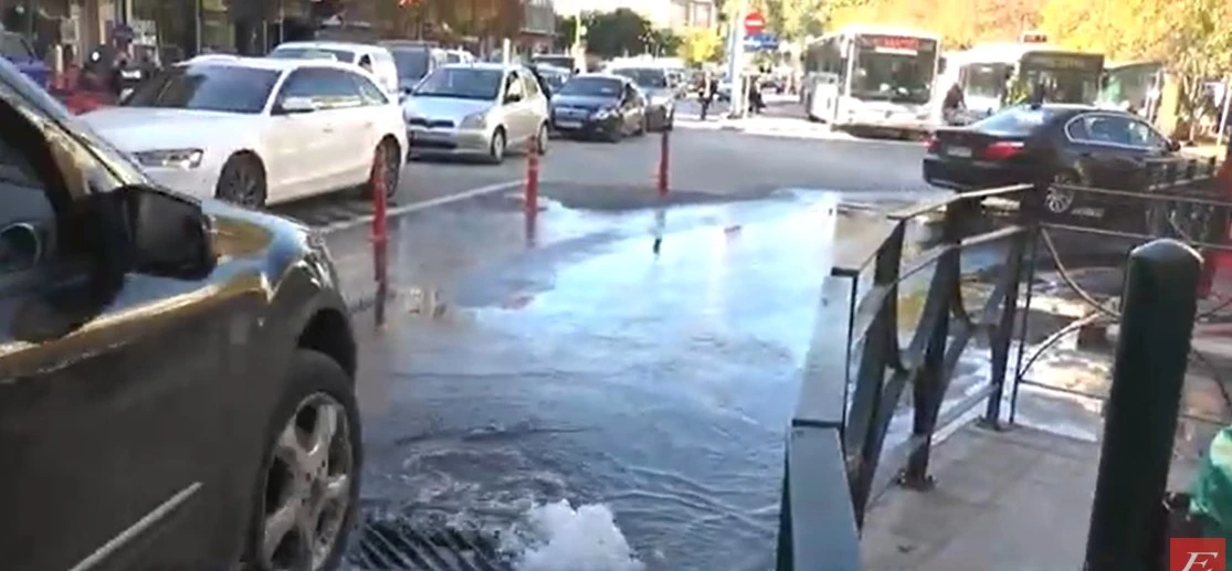 Σέρρες: Έσπασε αγωγός νερού στην πλατεία Εμπορίου - Ν.Σαφαρίκας: Η ζημιά οφείλεται σε εργασίες του ΔΕΔΔΗΕ - video