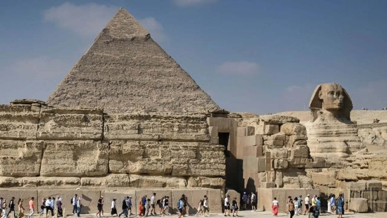 Αίγυπτος: Η χώρα ελπίζει ότι το τεράστιο νέο μουσείο δίπλα στις Πυραμίδες στου Καΐρου θα επιταχύνει την αναζωογόνηση της οικονομίας
