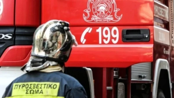 Χωρίς αισθήσεις εντοπίστηκε γυναίκα μετά την κατάσβεση φωτιάς σε πολυκατοικία στη Νεάπολη