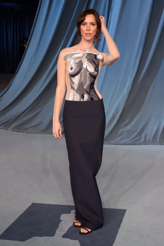 Η Ρεμπέκα Χολ με δημιουργία Τομ Μπράουν στο γκαλά του Μουσείου Κινηματογράφου της Ακαδημίας