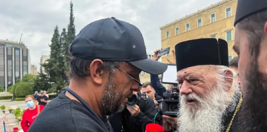 Ο Αρχιεπίσκοπος Ιερώνυμος στο πλευρό του Πάνου Ρούτσι στο Σύνταγμα