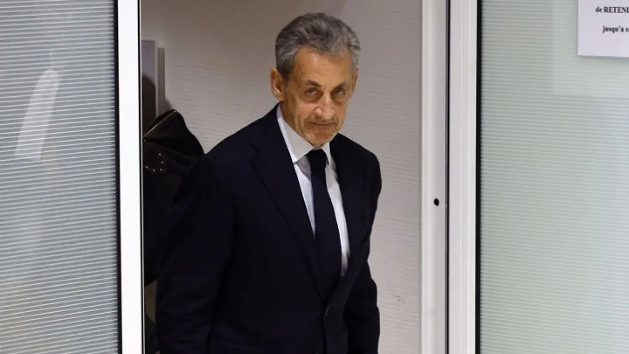 Ο πρώην πρόεδρος Νικολά Σαρκοζί μετέβη στη φυλακή Λα Σαντέ του Παρισιού για να αρχίσει την έκτιση της ποινής φυλάκισης που του έχει επιβληθεί