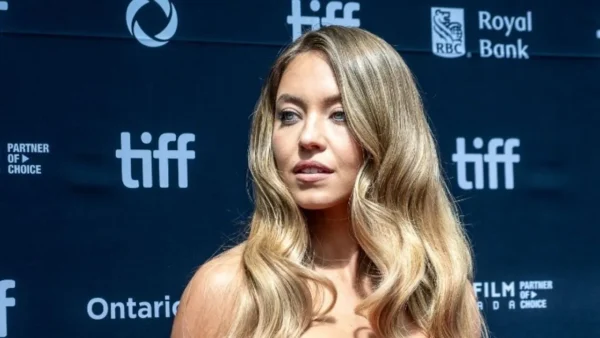 Η Σίντνεϊ Σουίνι απάντησε στις φήμες ότι θα είναι κορίτσι του Τζέιμς Μποντ στη νέα ταινία