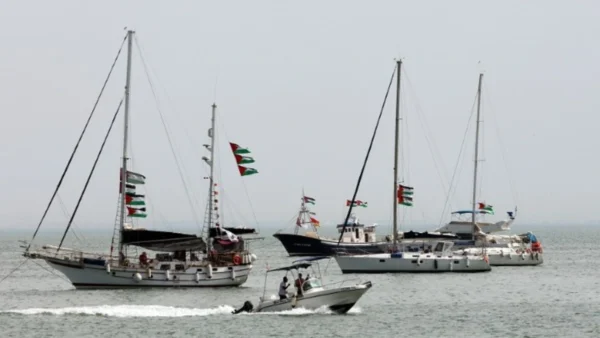 Το ισραηλινό πολεμικό ναυτικό προειδοποιεί τον στολίσκο για τη Γάζα να αλλάξει πορεία