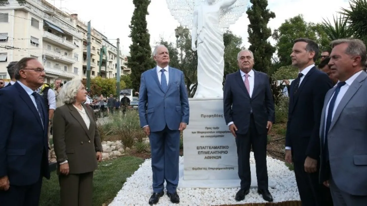 Ο ΠτΔ τέλεσε τα αποκαλυπτήρια του αγάλματος του Προμηθέα στο Πεδίον του Άρεως, αφιερωμένου στους μικρομεσαίους επιχειρηματίες